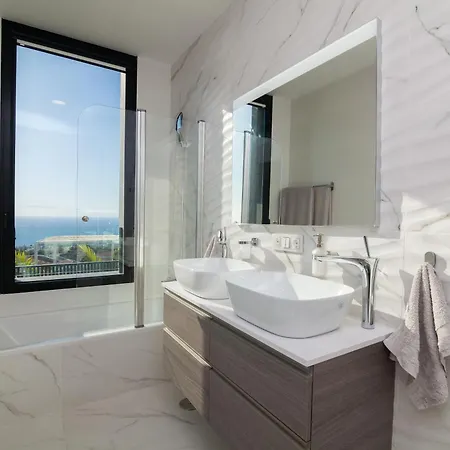 200m² New F With Private, Heated Pool And Amazing Ocean View. Vila